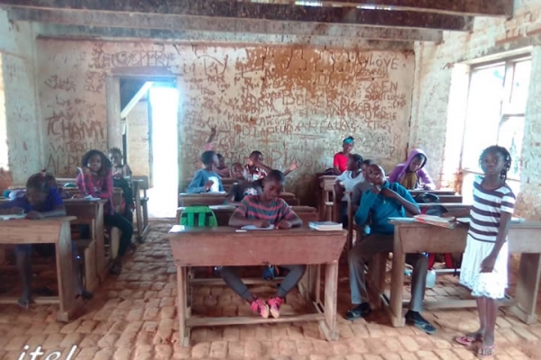 Mbigou: Faute de classes, une école primaire occupe les ruines d&rsquo;un ancien dortoir datant d&rsquo;avant la 2nde guerre&nbsp;mondiale.