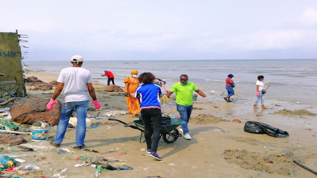 Environnement. Qui sont les Focolari qui se sont engagés à nettoyer les plages une fois par mois&nbsp;?